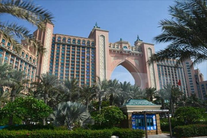 Experience the stunning blend of modern design and natural beauty as iconic landmarks come alive on a morning tour showcasing the essence of Dubai's architectural brilliance.